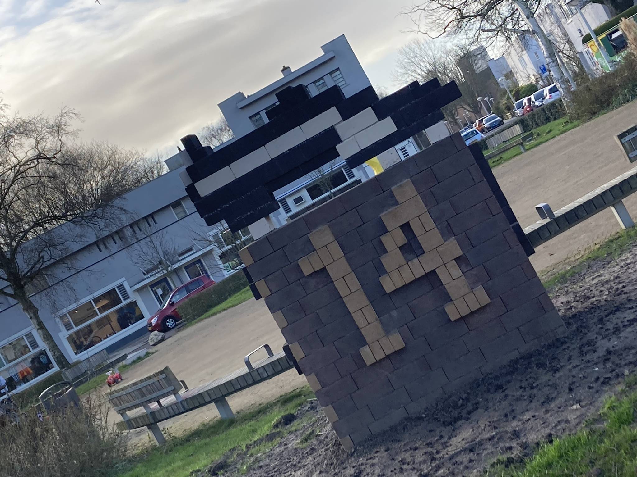 Het Johan Cruijff Monument op de Brink in Betondorp