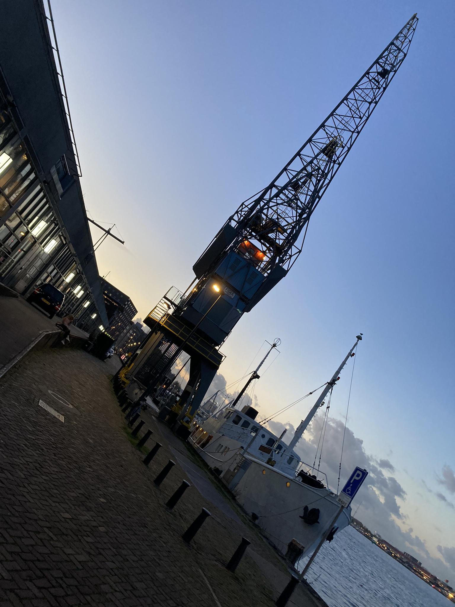 Het kraanhotel op het KNSM eiland. Onderdeel van de Lex and the City rondleiding in het Oostelijk Havengebied